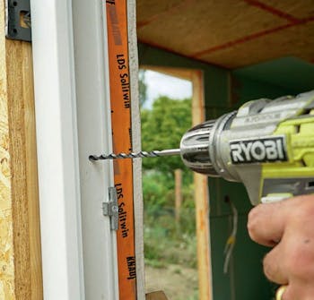 Isoleret anneks: Ramme til isoleret anneks skrues fast Isoleret anneks: Ramme til isoleret anneks skrues fast med karmskruer